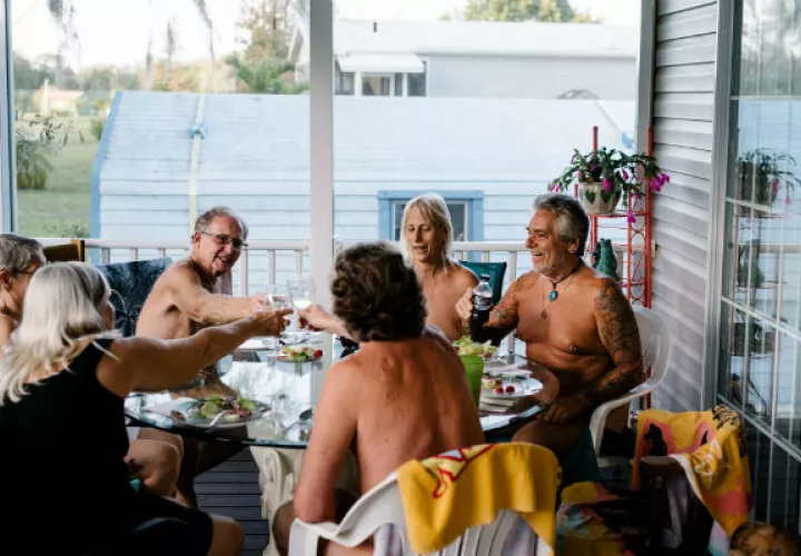 Una velada en un resort nudista en Florida. “Me siento más libre cuando cocino desnudo”, dijo un hombre. Foto / Jason Henry para The New York Times.