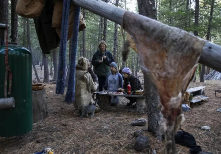 Lynx Vilden enseña a un grupo a hacer herramientas con huesos de venado. Su curso de 10 días cuesta 600 dólares. Foto / Ruth Fremson/The New York Times.
