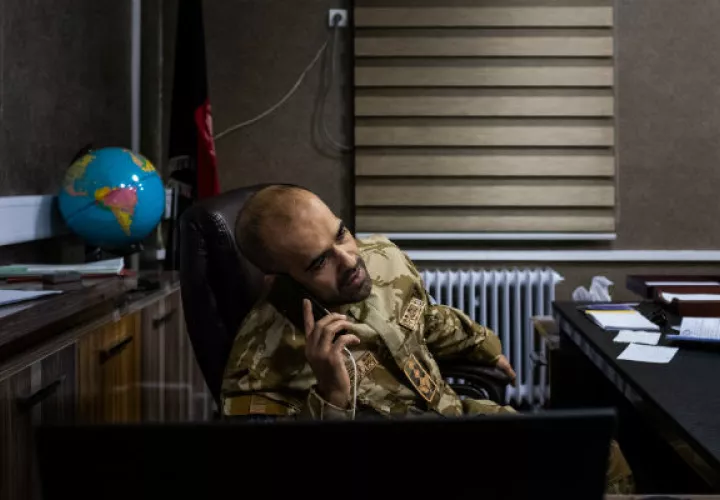 El Coronel Aryan Faizy, un veterano de inteligencia, se enfoca en mejorar el combate al crimen en Kabul. Foto / Jim Huylebroek para The New York Times.