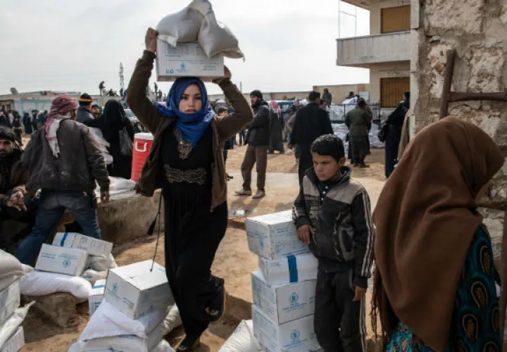 Con gran parte de la provincia de Idlib bajo fuego, grupos de ayuda batallan para llevar suministros a desplazados. Foto / Burak Kara/Getty Images.