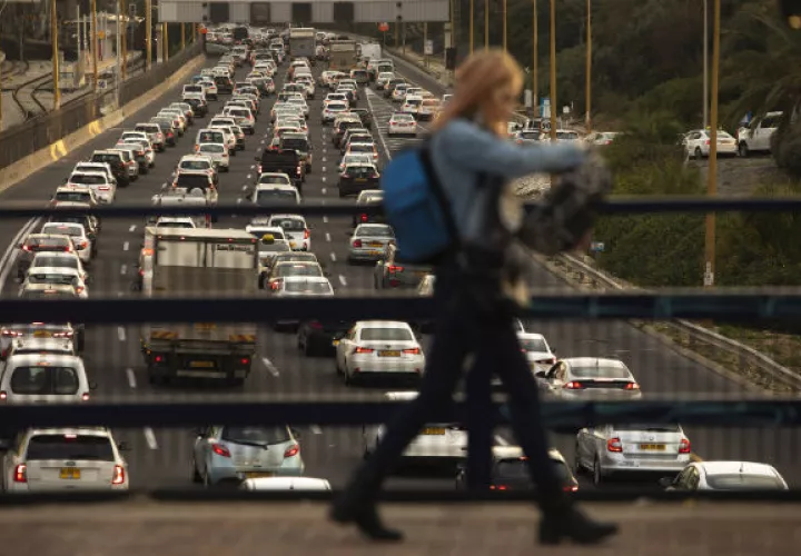 “Es un solo embotellamiento enorme que no tiene fin”, dijo un automovilista sobre el tráfico. Una autopista en Tel Aviv. Foto / Dan Balilty para The New York Times.
