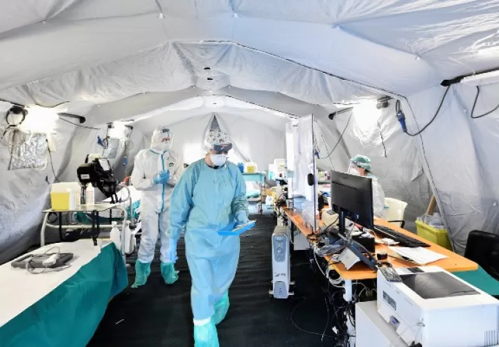 Los hospitales en el norte de Italia están levantando carpas inflables para atender a miles de pacientes de coronavirus. Foto / Flavio Lo Scalzo/Reuters.