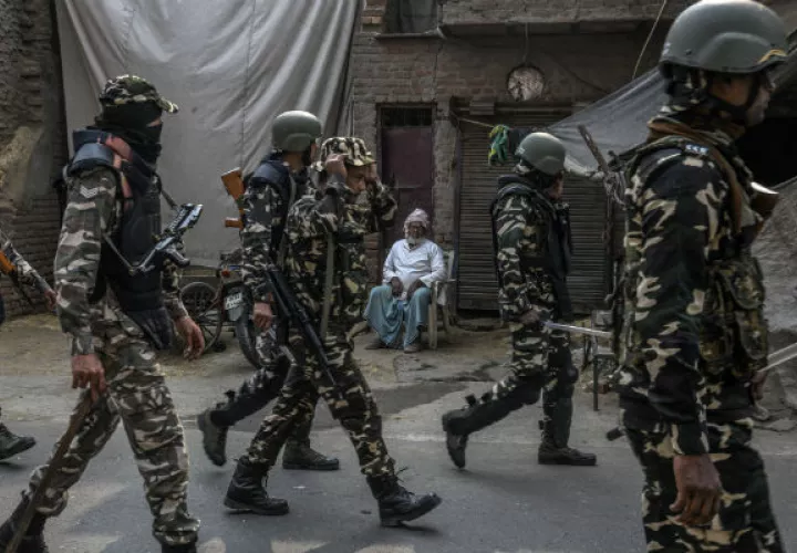 Más de 40 personas han muerto en violencia sectaria en Nueva Delhi. Un patrullaje policiaco. Foto / Atul Loke para The New York Times.