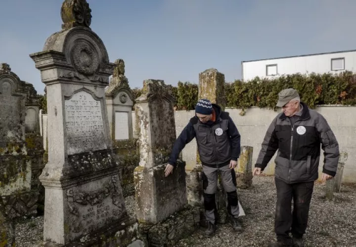Tumbas, escuelas y muros de aldeas judías han sido desfigurados con esvásticas y referencias nazis en la región alsaciana de Francia. Foto / Kasia Strek para The New York Times.