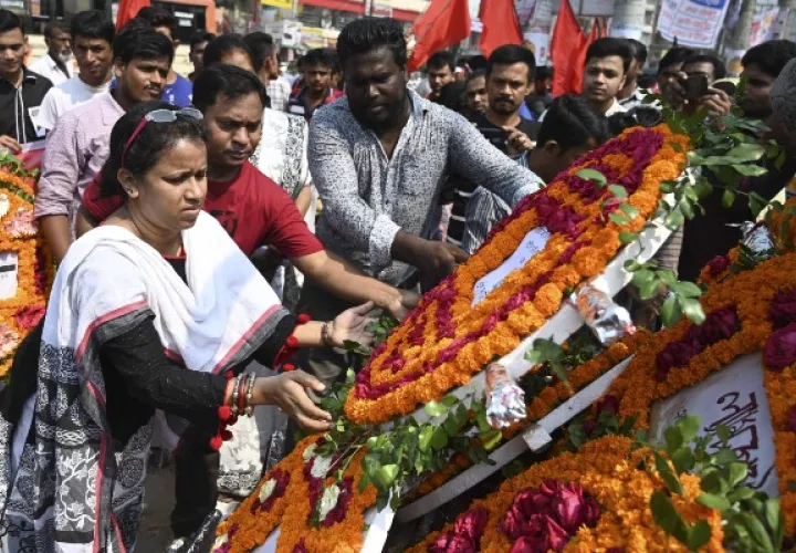 Un servicio religioso en abril del 2019 para los mil 100 muertos en el colapso del Rana Plaza en el 2013. Foto / Munir Uz Zaman/Agence France-Presse — Getty Images.