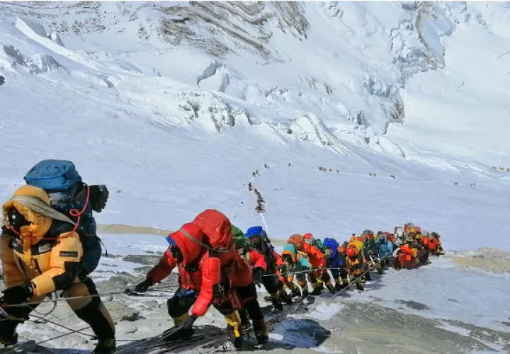 El Monte Everest vio la temporada pasada un embotellamiento mortal. Foto / Rizza Alee/Associated Press.