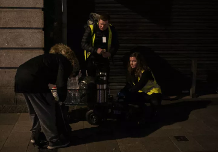 Elevadas rentas y pocas protecciones a inquilinos han dejado a miles sin hogar en Irlanda. Distribuyendo comida a un indigente. Foto / Paulo Nunes dos Santos para The New York Times.
