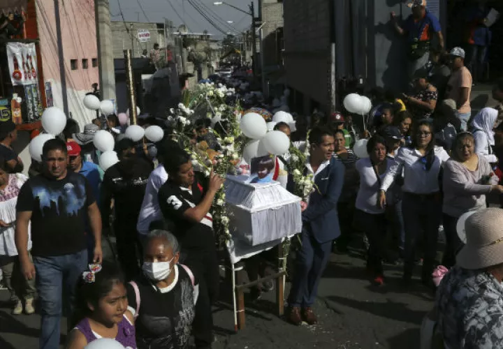 El funeral de una niña de 7 años cuya muerte desató furia sobre la violencia contra las mujeres en Ciudad de México. Foto / Marco Ugarte/Associated Press.
