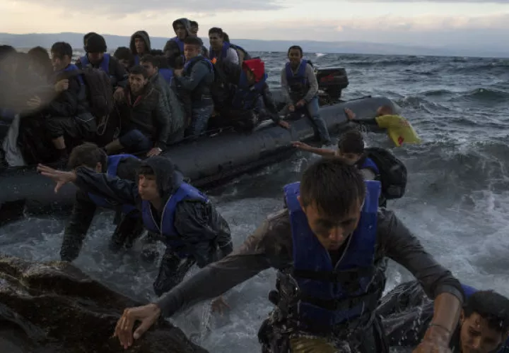 Atenas quiere una barrera de 3 kms. frente a la costa entre Grecia y Turquía. Foto / Tyler Hicks/The New York Times.