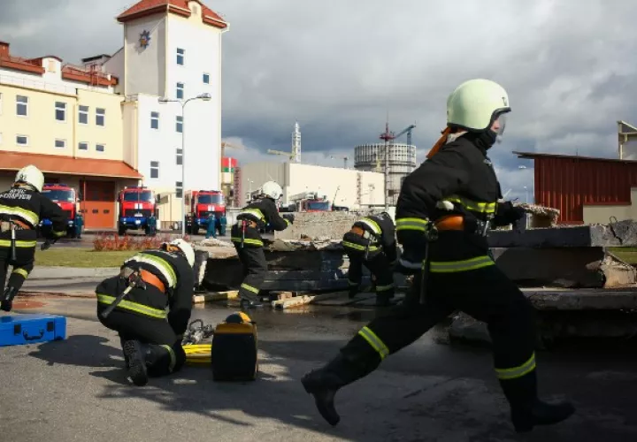 Personal de emergencia realiza ejercicios en caso de un accidente nuclear, cerca de planta en Astravets. Foto / Siarhei Hudzilin para The New York Times.