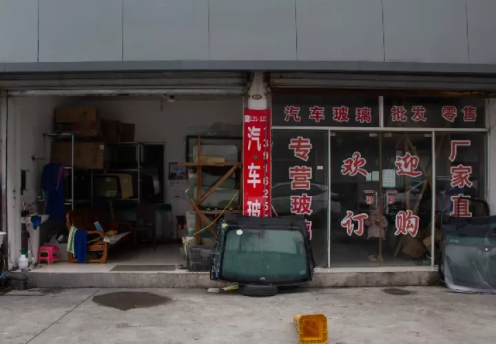 El taller mecánico de Zhang Xu en Shanghai tiene pocos clientes. Lamenta haber regresado al trabajo. Foto / Henri Shi para The New York Times.