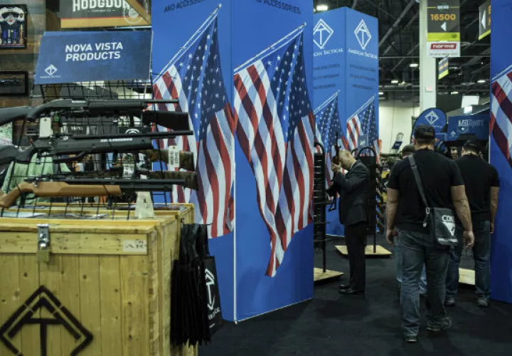 El 60 % de los hogares de EE. UU. dijo no tener un arma. Reciente show de armas en Las Vegas. Foto / Lisa Marie Pane/Associated Press.