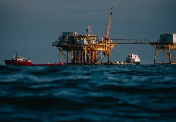 Durante caídas de precios anteriores, grandes petroleras invirtieron en proyectos como la perforación marina. Foto / Chris Carmichael para The New York Times.
