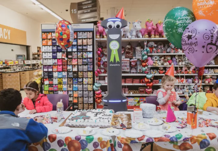 Una compañía de supermercados ha dado a sus robots ojos saltarines. Foto / Jeenah Moon para The New York Times.