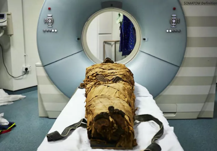 La momia de Nesyamun, sacerdote que vivió en Tebas hace unos 3 mil años, lista para escaneo por tomografía. Foto / Leeds Teaching Hospitals/Leeds Museums and Galleries.