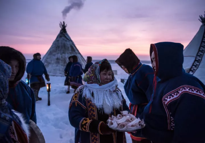 Una mujer nenets nativa con una charola de stroganina durante el festival en honor al manjar en Yar-Sale. Foto / Sergey Ponomarev para The New York Times.
