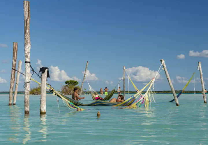 Abundan atracciones naturales en Bacalar en la Península de Yucatán. Algunos dicen que atraen a demasiada gente. Foto / Adrian Wilson para The New York Times.