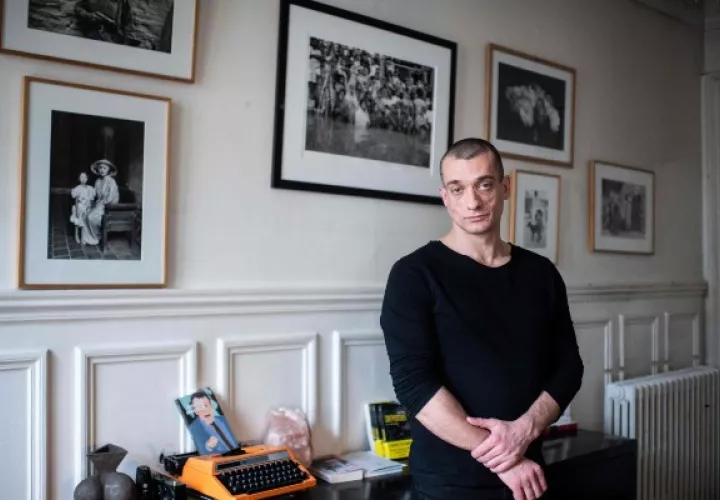 Pyotr A. Pavlensky, un artista de performance de 35 años, tomó asilo en Francia tras incendiar la puerta del edificio que alberga a la Policía secreta de Rusia. Foto / Martin Bureau/Agence France-Presse — Getty Images.