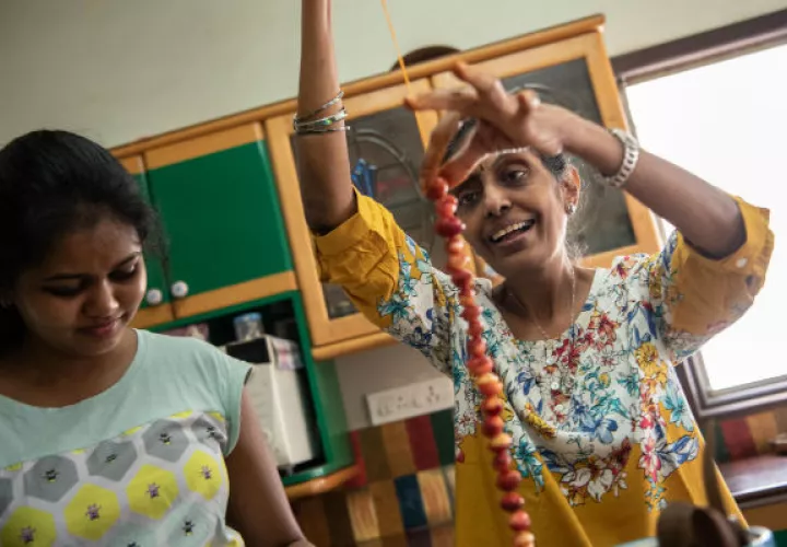 Usha Prabakaran (der.) escribió un libro para preservar el conocimiento de los encurtidos. Prepara uno en su casa. Foto / Saumya Khandelwal para The New York Times.