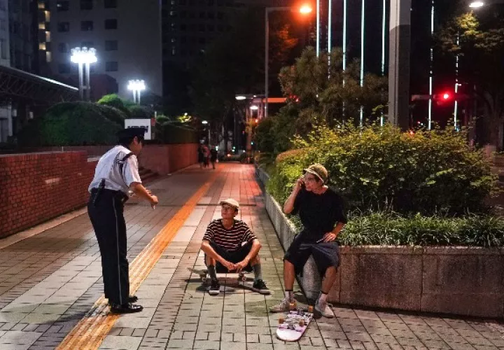 Muchos practicantes del skateboarding dicen haberse acostumbrado a los regaños de la policía. Foto / Chang W. Lee/The New York Times.