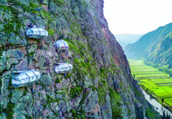 Para acceder al Skylodge Adventure Suites, en Perú, los huéspedes suben 400 metros a pie o se deslizan en tirolesa. Foto / Natura Vive.