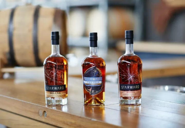 Starward Distillery intenta elaborar whiskey singular de Australia. Añeja algunas variedades en barricas para vino. Foto / Kristoffer Paulsen para The New York Times.
