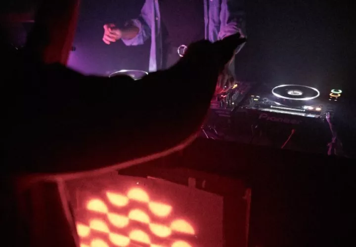 La DJ Nazira en Zvuk, un evento de antro que fundó en Almaty. Foto / Damir Vtow para The New York Times.