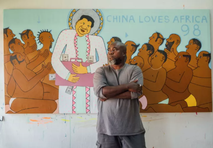 El pintor keniano Michael Soi retrata a China como la nueva potencia imperialista ansiosa por saquear a África. Foto / Khadija Farah para The New York Times.