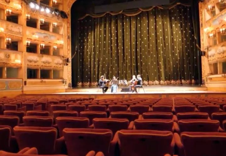 Un cuarteto de cuerdas tocó el 2 de marzo en una vacía casa de ópera la Fenice, en Venecia; el concierto fue transmitido en vivo vía YouTube.