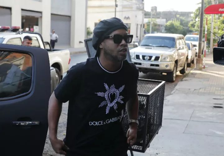 Ronaldinho llega al juzgado Foto AP