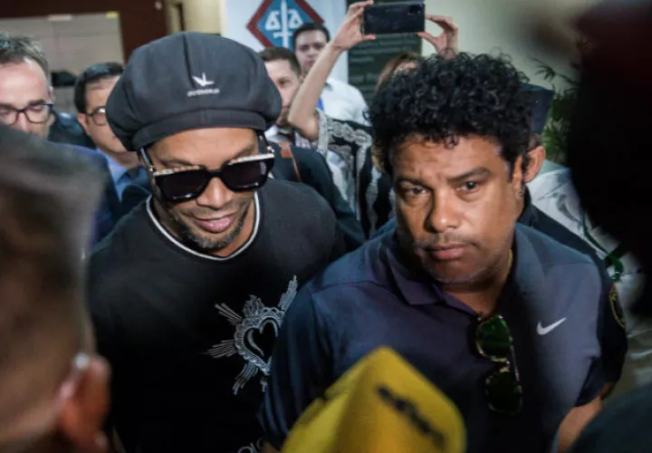 Ronaldinho y su hermano, a la salida de una audiencia Foto EFE