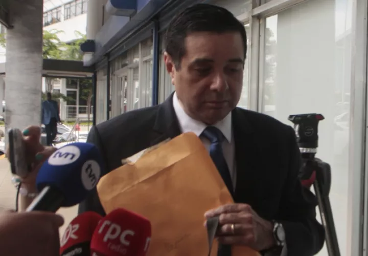 Jorge Alberto Rosas a su llegada al edificio Avesa, el día en que se ordenó su detención por el caso Odebrecht. Archivo