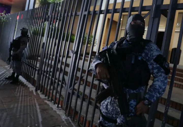 Fuerzas de seguridad vigilan un centro comercial cerrado en San Salvador. Foto: EFE.