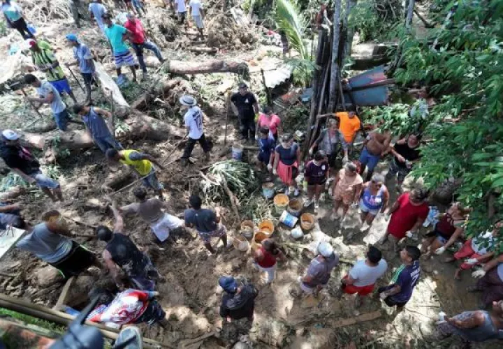 habitantes y bomberos buscando a los desaparecidos tras el derrumbe en el "Morro do Macaco Molhado", en Guarujá. FOTO/EFE