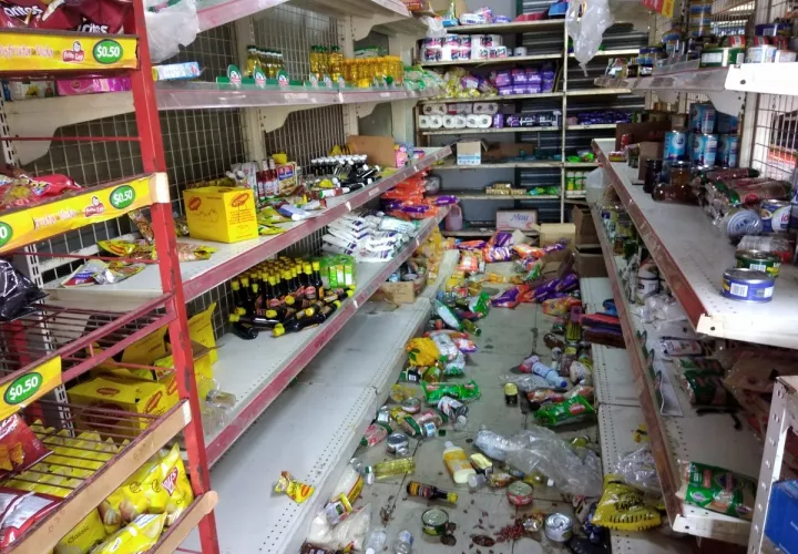 En medio de la crisis por la pandemia del nuevo coronavirus (COVID-19) un grupo de personas vandalizaron algunas tiendas en Curundú y La Porqueriza de Río Abajo.