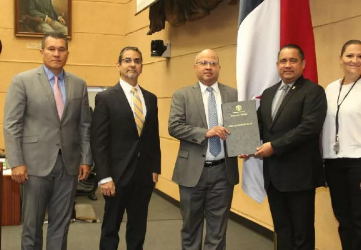 Los nuevos superintendentes son: José Luis García Clement; Irving Alejandro Mendoza Aizprúa y Glorianna De Luca Quesada.