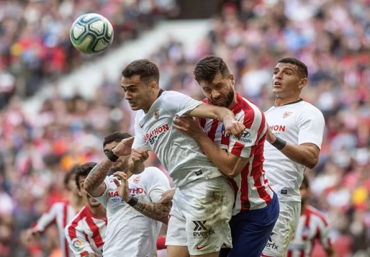 El defensor Sergio Reguilón (izq.) del Sevilla, disputa el balón con el brasileño Felipe del Atlético de Madrid. Foto:EFE