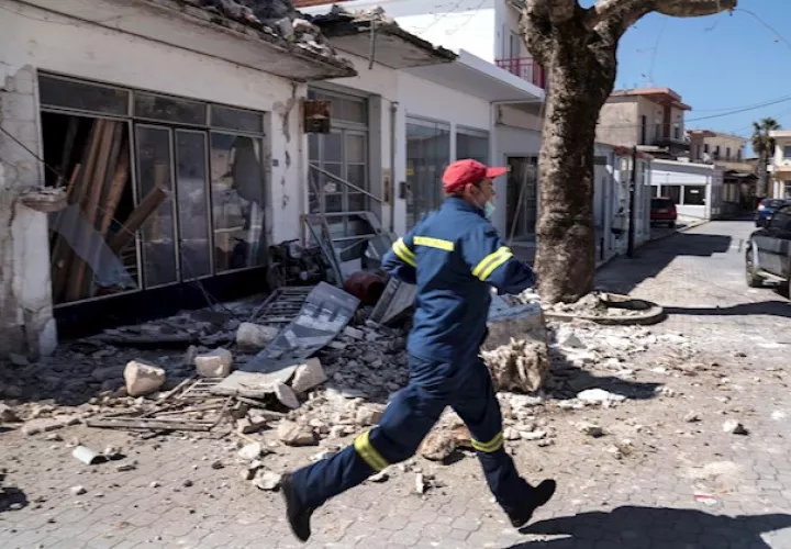 Miles de ciudadanos salieron por el pánico a las calles, también muchos pacientes de los principales hospitales que están atendiendo a personas con infecciones de COVID-19.