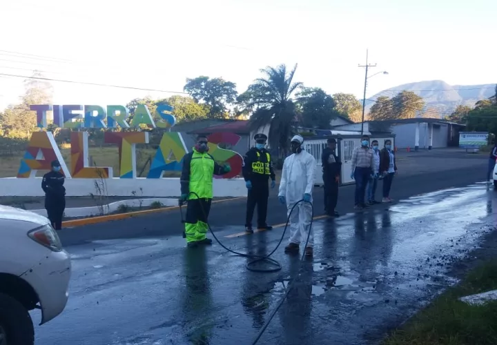 Se ha procedido a desinfectar los camiones y carros que entran al distrito de Tierras Altas. Foto: José Vásquez.