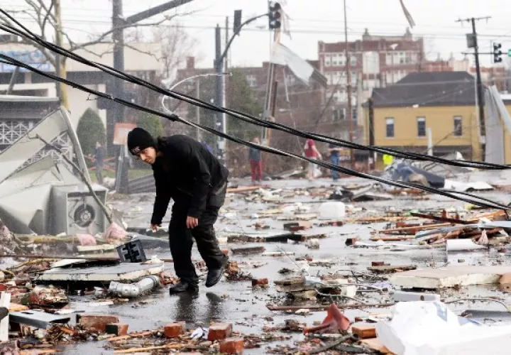 Un fuerte tornado se formó en horas de la madrugada y pasó por el centro de la ciudad. FOTO/AP