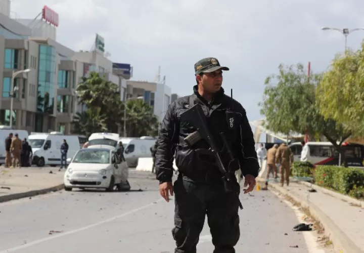 Según informes de los medios locales, un presunto atacante suicida en una motocicleta detonó. fuera de la embajada de los Estados Unidos en el área de Lac 2 de Túnez. FOTO/AP