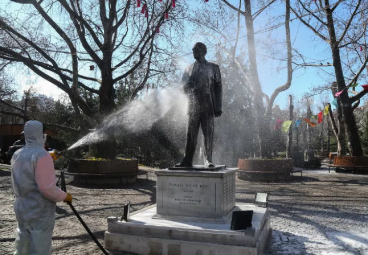 Funcionarios municipales desinfectan un área de juegos en Ankara. Foto: EFE.
