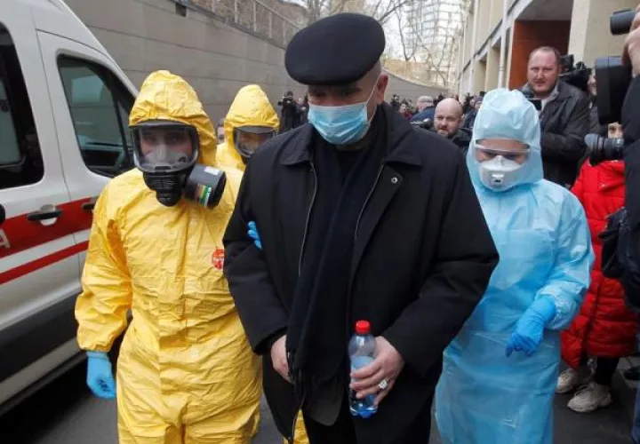 Los trabajadores médicos ucranianos que usan equipo de protección escoltan a un paciente falso durante un ejercicio de capacitación médica en caso de detección de pacientes con síntomas de coronavirus COVID-19, en el Hospital Clínico Oleksandrivska en Kiev. FOTO/EFE