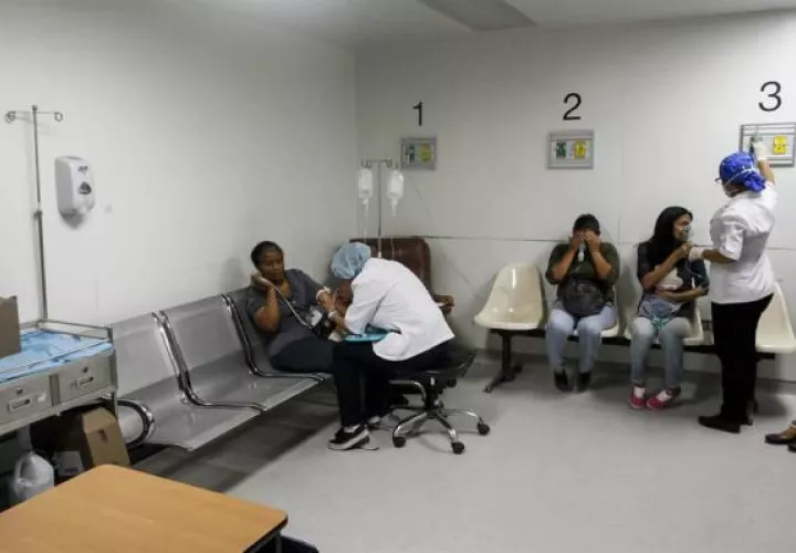Pacientes reciben atención médica en las instalaciones del Hospital Dr. José María Vargas en Caracas.FOTO/EFE