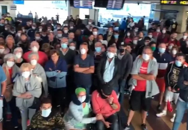  Estos pasajeros quedaron varados en el Aeropuerto de Tocumen, luego de que sus vuelos fueran cancelados.