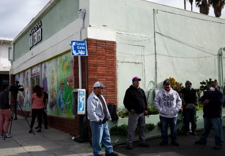 La gente espera en la fila afuera del Centro de Trabajo Comunitario de Pasadena en Pasadena, California. Foto / Jenna Schoenefeld / The New York Times.