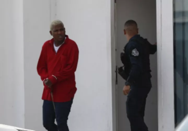 Yerith Emil Navarro,  conocido como "Yemil", al ser detenido. Landro Ortiz
