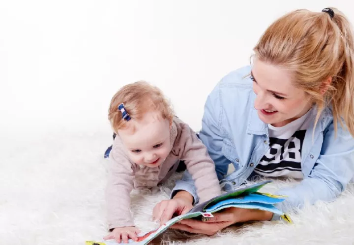 El hábito de la lectura se puede fomentar desde la cuna. Ahora con el coronavirus los libros salen en auxilio, como vehículo para el entretenimiento. Los libros infantiles en cuarentena son muy apreciados. Foto: Pixabay