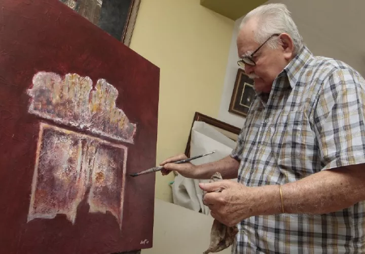 Mario Calvit, maestro de la plástica panameña, en pleno proceso creativo.  Aurelio Herrera 
