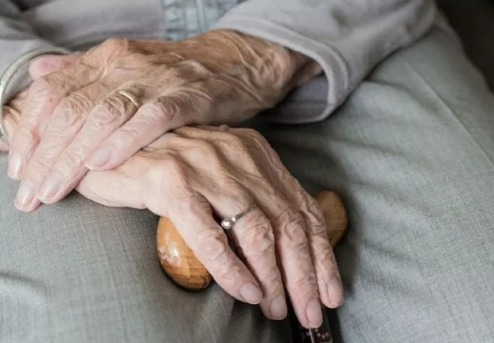 Todos debemos cuidar a los adultos mayores, porque el coronavirus puede hacer presa de ellos fácilmente, por la edad y más todavía si tienen enfermedades crónicas (cardiovasculares, diabetes, hipertensión u otras). Foto: Pixabay